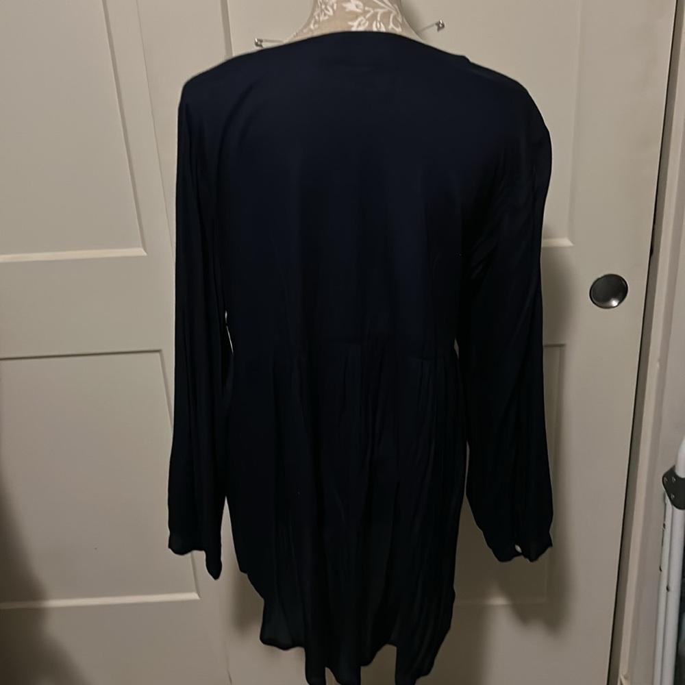 This is a navy tunic in a medium/Large - Picture 3 of 3